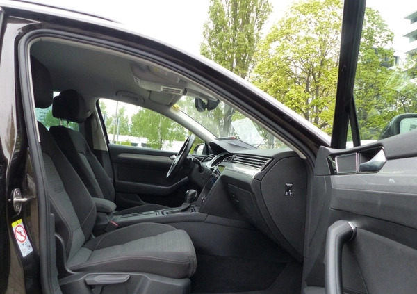 Volkswagen Passat cena 102900 przebieg: 59000, rok produkcji 2019 z Pasłęk małe 379